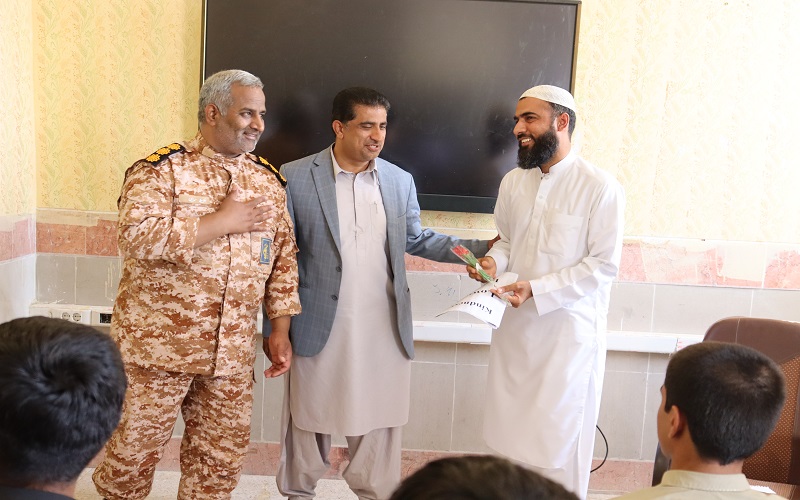 اهدای  شاخه گل به معلمان و مدیران