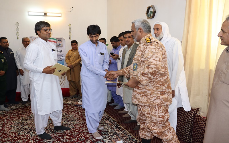 دیدار مسئولان با خانواده‌های شهدا در هیدوچ