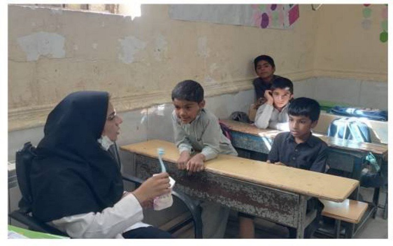 دندانپزشکان سیب و سوران به دانش‌آموزان آموزش روش صحیح مسواک‌زدن دادند
