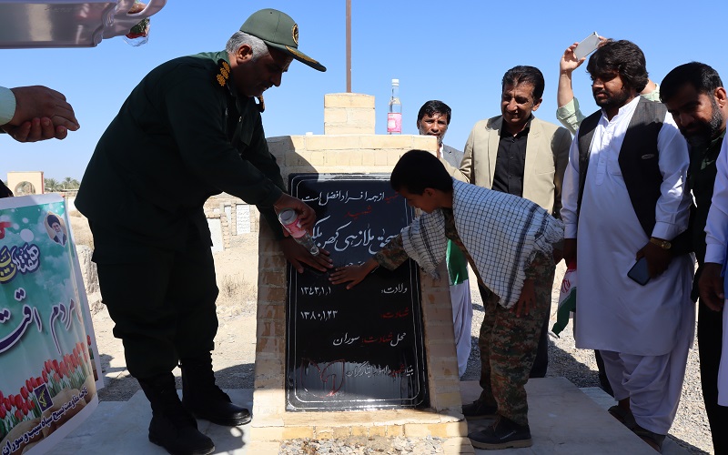 غبارروبی و عطرافشانی مزار شهدای سیب و سوران
